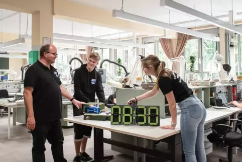  Ausbildungsleiter Alexander Hieb mit den Auszubildenden Enrico Siebert und Lea Hauck. 