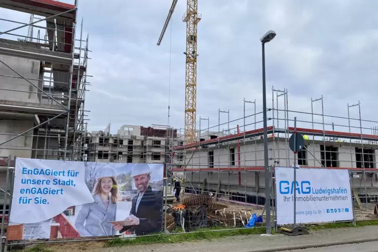 Im Doppelpack: Am Erfurter Ring in Ruchheim entstehen bis Ende 2024 fast 150 Wohnungen in zwei benachbarten Neubauten. 