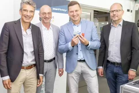 DFKI-Chef Antonio Krüger, DFKI-Standortleiter Andreas Dengel (von links) und Smart-Factory-Vorstand Martin Ruskowski (rechts) ze
