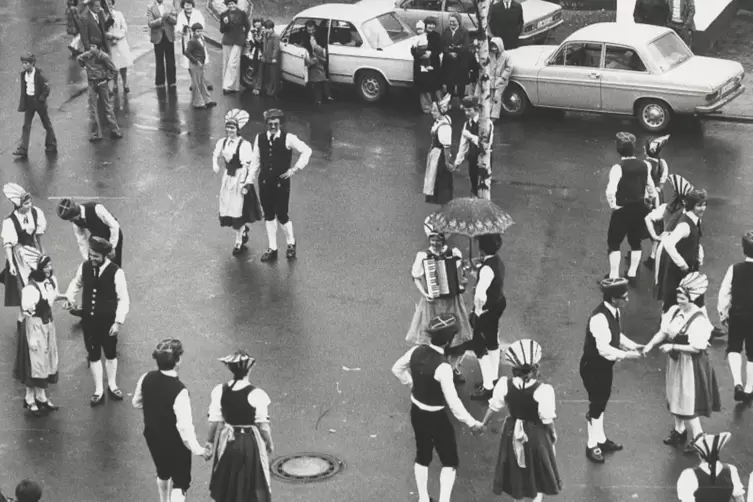 Auftritt der Volkstanzgruppe im Jahr 1975.