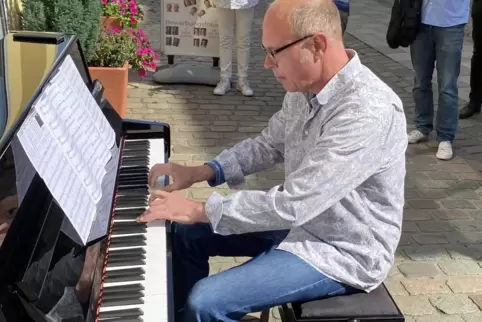 Oberbürgermeister Dominik Geißler hat vor seiner Sommer-Pressekonferenz auf einem der Klaviere gespielt, die derzeit zur allgeme