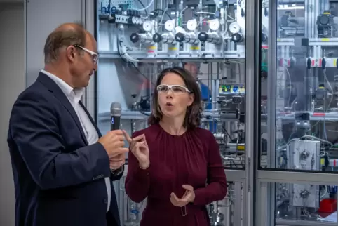 Blick in die Zukunft: Außenministerin Annalena Baerbock im Forschungstechnikum in der Ludwigshafener BASF-Zentrale mit Konzernch