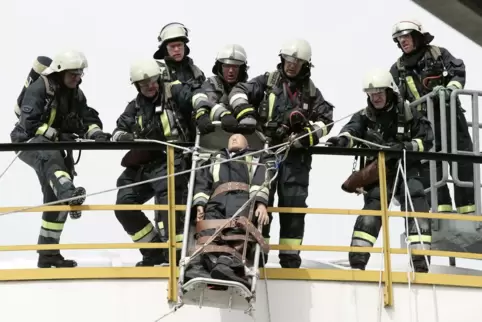 Bei einer Übung üben die Feuerwehrmänner auch die Höhenrettung.