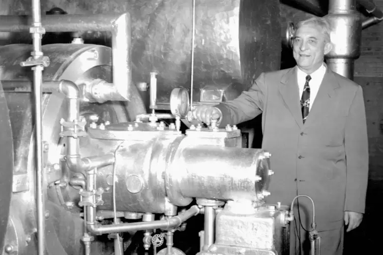 1906 meldet Willis Haviland Carrier (hier auf einer Aufnahme aus dem Jahr 1922) seine Erfindung als &bdquo;Apparat zur Behandlung von 