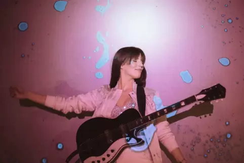 Julia Nagele alias Listentojules gastiert auf Einladung der Dahner Sommerspiele im Kurpark. Das Konzert findet am Sonntag, 30. J