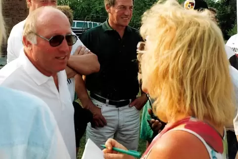 Uwe Seeler (links) im Gespräch mit Marianne Teuscher. 