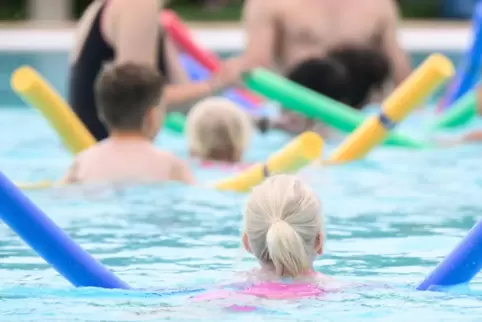 Fast jedes zweite Kind im Grundschulalter kann nicht oder nicht sicher schwimmen.