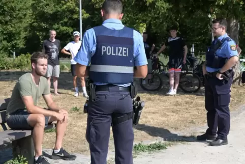 Ein auffälliger Mann leistete bei der Kontrolle Widerstand und macht falsche Personenangaben. Das Foto zeigt eine gestellte Szen