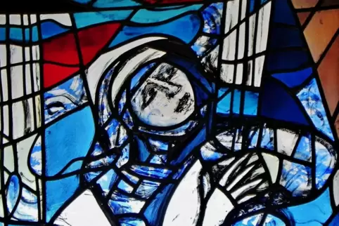 Das von dem Neckarsteinacher Künstler Peter Valentin Feuerstein (1917-1999) geschaffene Glasfenster in der katholischen Kirche v