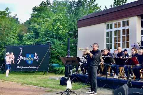 Die Musikfreunde Contwig unter Leitung von Alfred Sefrin (an der Trompete) bei ihrem Platzkonzert im Kirchgarten. 