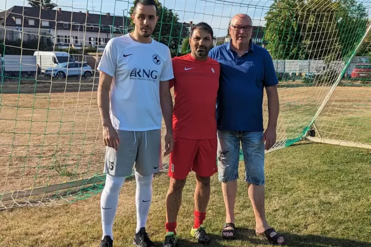 Saisonziel Aufstieg (von links): Torhüter Malek Asselah, Trainer Nedim Özbek und PSV-Vorsitzender Thomas Knecht-Jentzsch. 