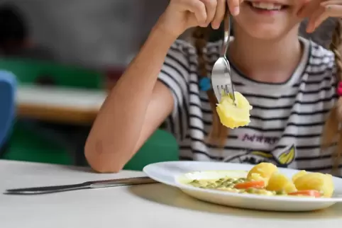 An den Schulen in Trägerschaft der Verbandsgemeinde Ramstein-Miesenbach müssen Eltern für das Mittagessen ihrer Kinder künftig t