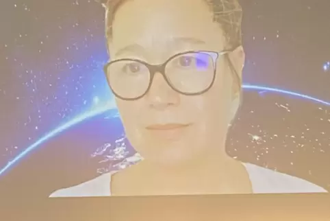 Schwebt über allem: Weltkunststar Hito Steyerl wurde auf einem Bildschirm auf der Bühne zugeschaltet. Schwebt über allem: Weltkunststar Hito Steyerl wurde auf einem Bildschirm auf der Bühne zugeschaltet.