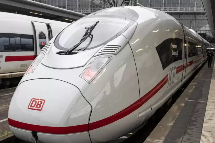 Die ersten Serienfahrzeuge des ICE 3 neo sind bereits im regulären Einsatz (hier in Frankfurt). 