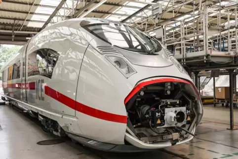 Im Siemens-Werk Krefeld läuft die Produktion der neuen ICE-3-neo-Einheiten. 