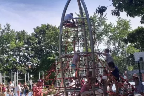 War gleich gut besucht. Der neue Spielplatz in der Dorschbergstraße. 