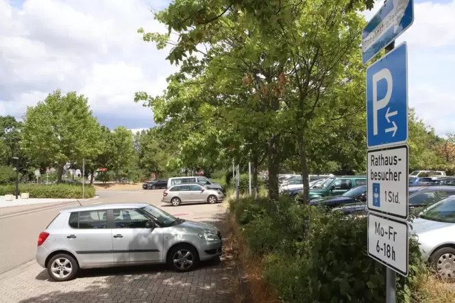 Am Rathaus in Offenbach ist für einen geringen Teil der Parkplätze seit vergangenem Jahr nur Kurzzeitparken erlaubt. Der restlic