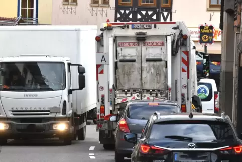 Viel Verkehr in der Weinstraße in Kallstadt.