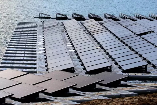 So sehen die schwimmenden Solarmodule auf der Schlicht bei Waldsee aus, und so könnte auch in Bobenheim-Roxheim der Silbersee od So sehen die schwimmenden Solarmodule auf der Schlicht bei Waldsee aus, und so könnte auch in Bobenheim-Roxheim der Silbersee od