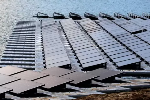 So sehen die schwimmenden Solarmodule auf der Schlicht bei Waldsee aus, und so könnte auch in Bobenheim-Roxheim der Silbersee od