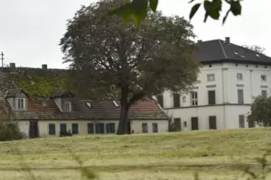 Das Hofgut Scharrau ist ein Kulturdenkmal. Das Hofgut Scharrau ist ein Kulturdenkmal.
