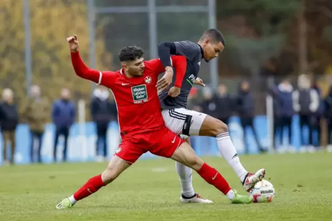 Jean-René Aghajanyan (links) verlässt den FCK II und spielt beim 1. FC Nürnberg im Regionalliga-Team. 
