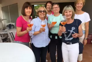 Prost: von links Helma Moock, Elvira Meyer, Ingrid Thullen, Waltraud Halling, Irene Werner, Roswitha Dudenhöfer. Es fehlen Spiel
