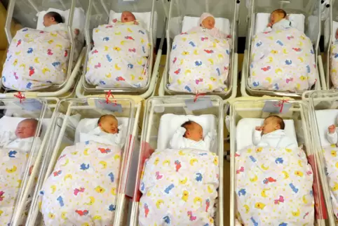 Babys auf einer Neugeborenenstation.