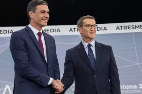 Premier Pedro Sánchez (links) und sein konservativer Herausforderer Alberto Núñez Feijóo vor einer TV-Debatte. 