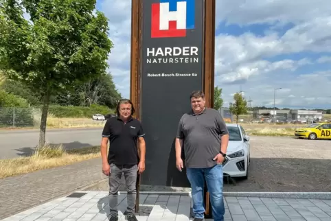  Alexander und Waldemar Harder (von links) wollen ihre Produktionsstätte für Natursteine und Fliesen am Standort in der Robert-B