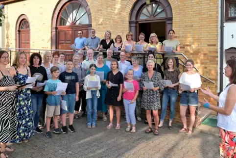 Vor ihrem Proberaum: der Projektchor „Classic meets Rock“ am Germania-Sängerheim am Lindenplatz in Otterstadt. 