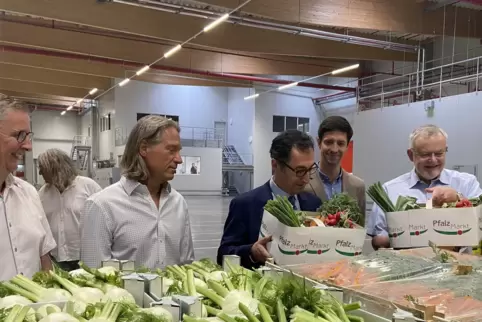 Gemüse aus der Pfalz gab’s für Landwirtschaftsminister Cem Özdemir (Mitte) im Pfalzmarkt. 