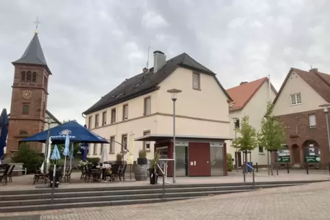 Das Haus Schulstraße 2 hinter der Toilettenanlage, bekommt eine große Photovoltaikanlage. 