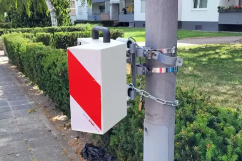 Mit Kette gesichert: der mysteriöse graue Kasten an einem Laternmast in Frankenthal. Was das wohl sein mag?