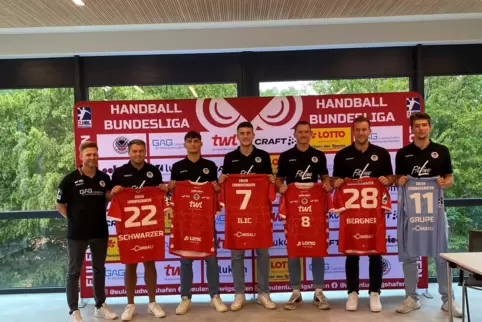 Eulen Trainer Johannes Wohlrab und die Neuzugänge Kian Schwarzer, Finn-Lukas Leun, Mihailo Ilic, Mex Raguse, Tom Bergner und Mat