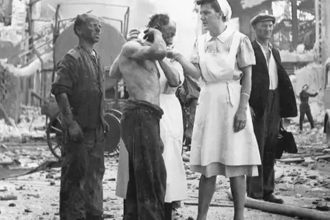 Erste Hilfe: Das Unglück 1948 forderte 207 Tote und über 3800 Verletzte.