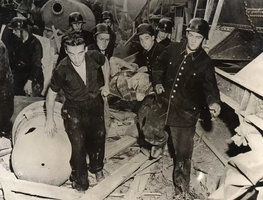 Rund 1000 Feuerwehrleute aus der ganzen Region waren 1948 im Einsatz.