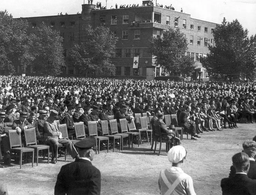 Zur Trauerfeier im August 1948 waren Tausende gekommen.