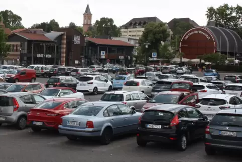 Nur 230 Parkplätze auf dem westlichen Teil des Wurstmarktplatzes sollen kostenfrei bleiben – allerdings mit Höchstparkdauer. 