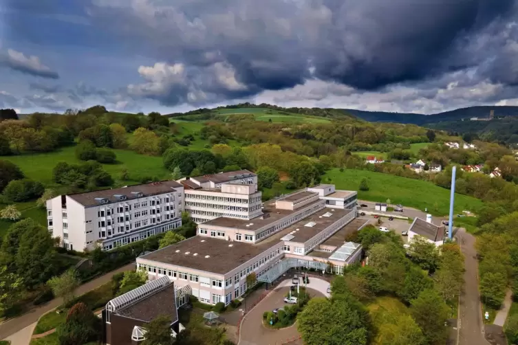 Dunkle Wolken über dem Kuseler Westpfalz-Klinikum: Trotz der prekären finanziellen Situation sieht Landrat Otto Rubly die geplan