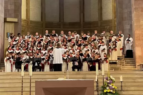Rund 120 Sängerinnen und Sänger: Mädchenchor, Domsingknaben und Domchor beim letzten Auftritt vor den Ferien im Dom. 