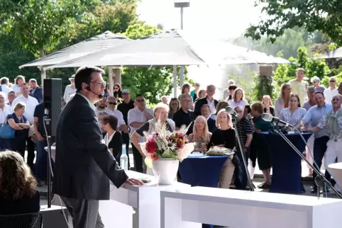 OB Marold Wosnitza sprach gestern Abend vor 400 geladenen Gästen im Rosengarten. OB Marold Wosnitza sprach gestern Abend vor 400 geladenen Gästen im Rosengarten.