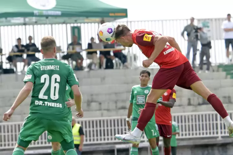 Daniel Hanslik köpft den Ball zum 4:1-Endstand für den FCK ins Netz.