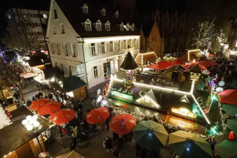 Leuchtende Lichter gehören zum Weihnachtsmarkt genauso wie Glühwein, Crêpes und Bratwurst. 