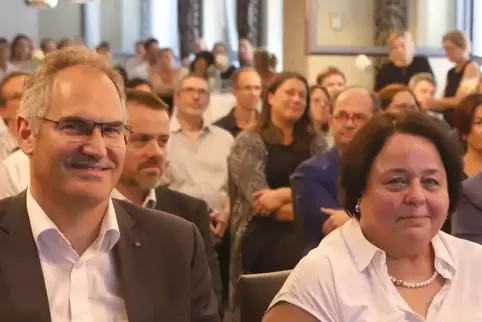 Neben Landrat Dietmar Seefeldt waren viele weitere Menschen zur Verabschiedung der bisherigen BBS-Leiterin Petra Reuter gekommen