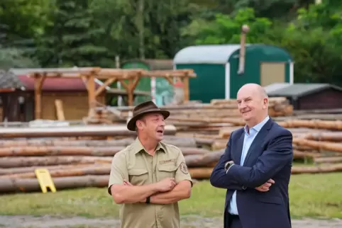 Begegnung auf der Sommerreise: Ministerpräsident Dietmar Woidke im Gespräch mit Dirk Krone, Leiter der Naturwacht Barnim. 
