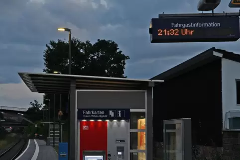 Auf dem Bahnsteig am Haltepunkt Rosengarten brennt das Licht über Nacht. 