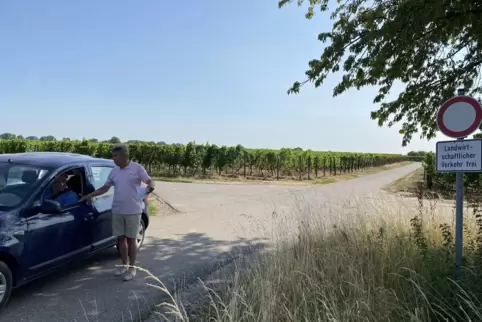 Jürgen Johann im Gespräch mit Landwirt Werner Laux. Der Rentner ist überzeugt, dass am Wirtschaftsweg bei Hochstadt, in Höhe des