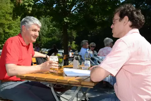 Beim Sommerinterview auf dem Beckenhof: Bernhard Matheis (links) und Wolfgang Kreilinger im Juli 2012.