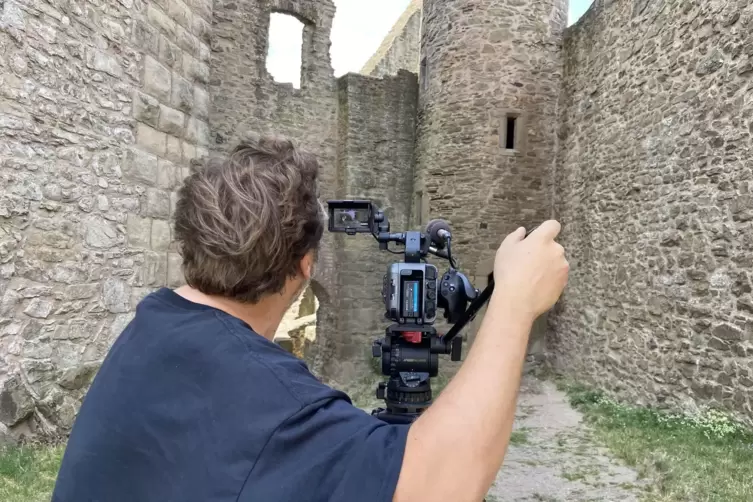 Filmemacher Benjamin Wagener dreht alle Szenen mehrmals und sucht sich am Ende die beste Aufnahme aus. 